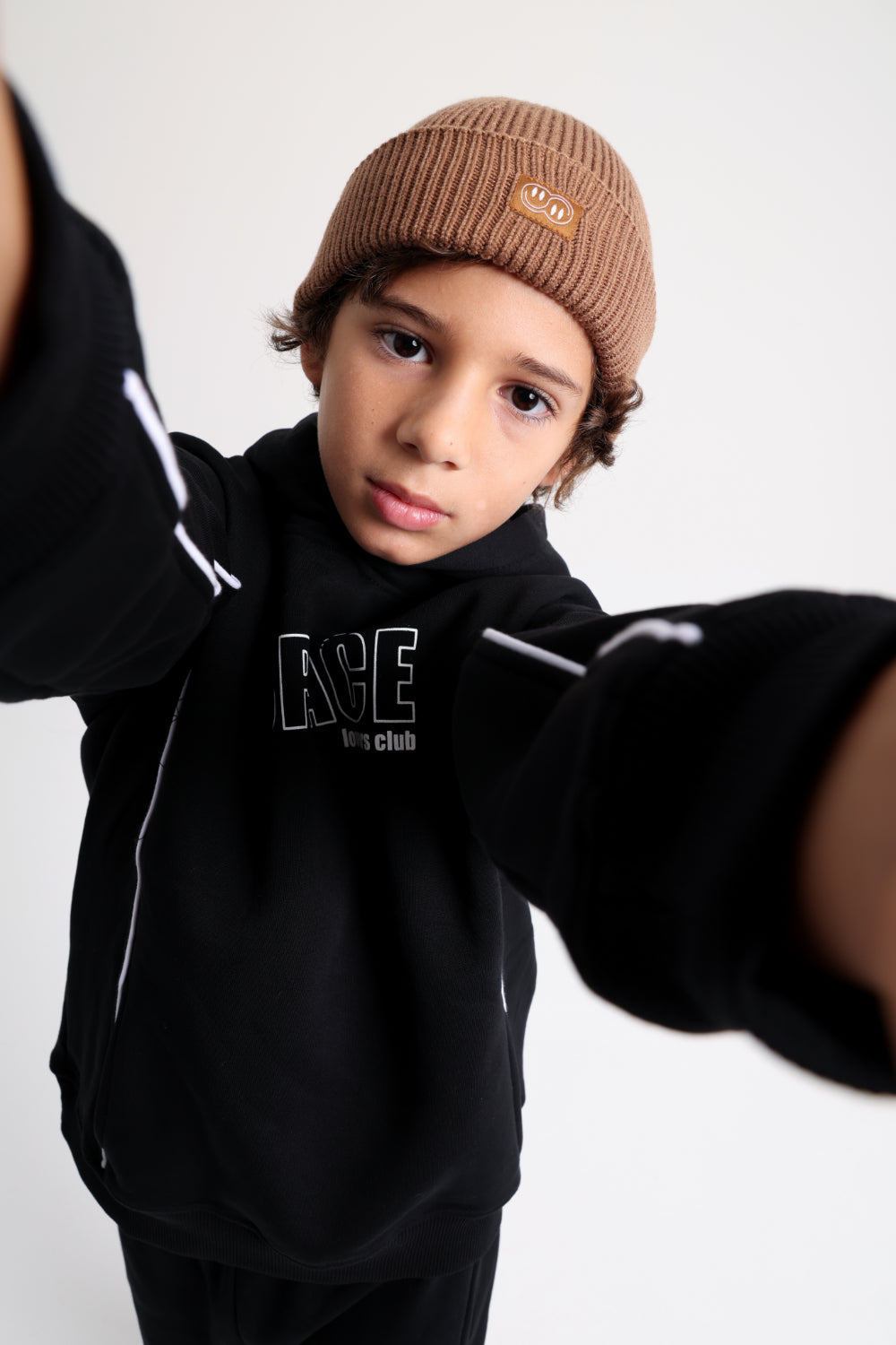 unisex cozy blend beanie – brown with double smiley fun