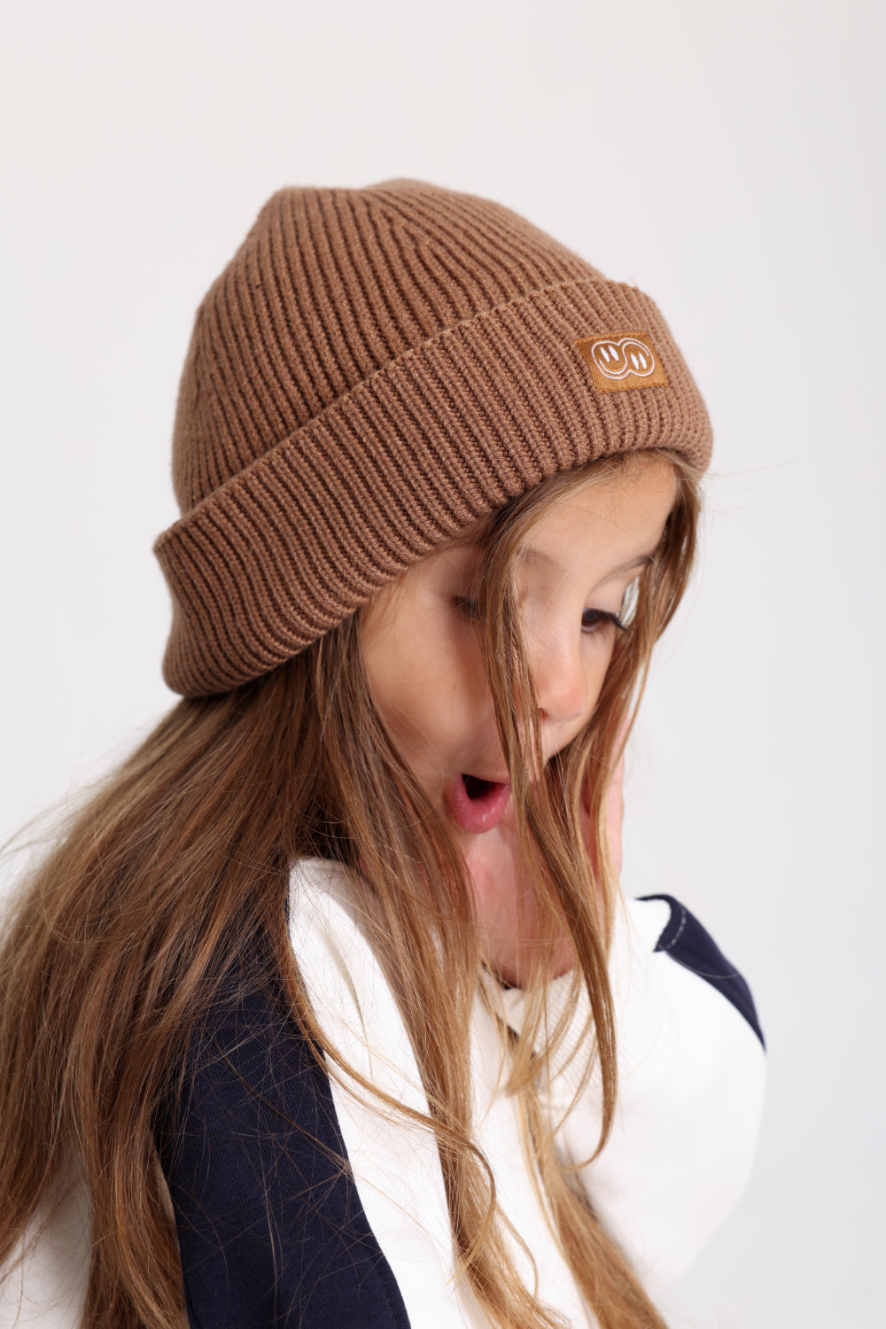 unisex cozy blend beanie – brown with double smiley fun