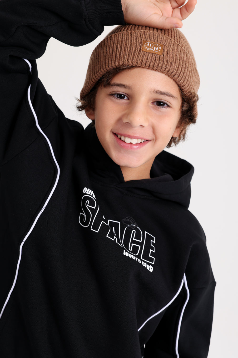 unisex cozy blend beanie – brown with double smiley fun