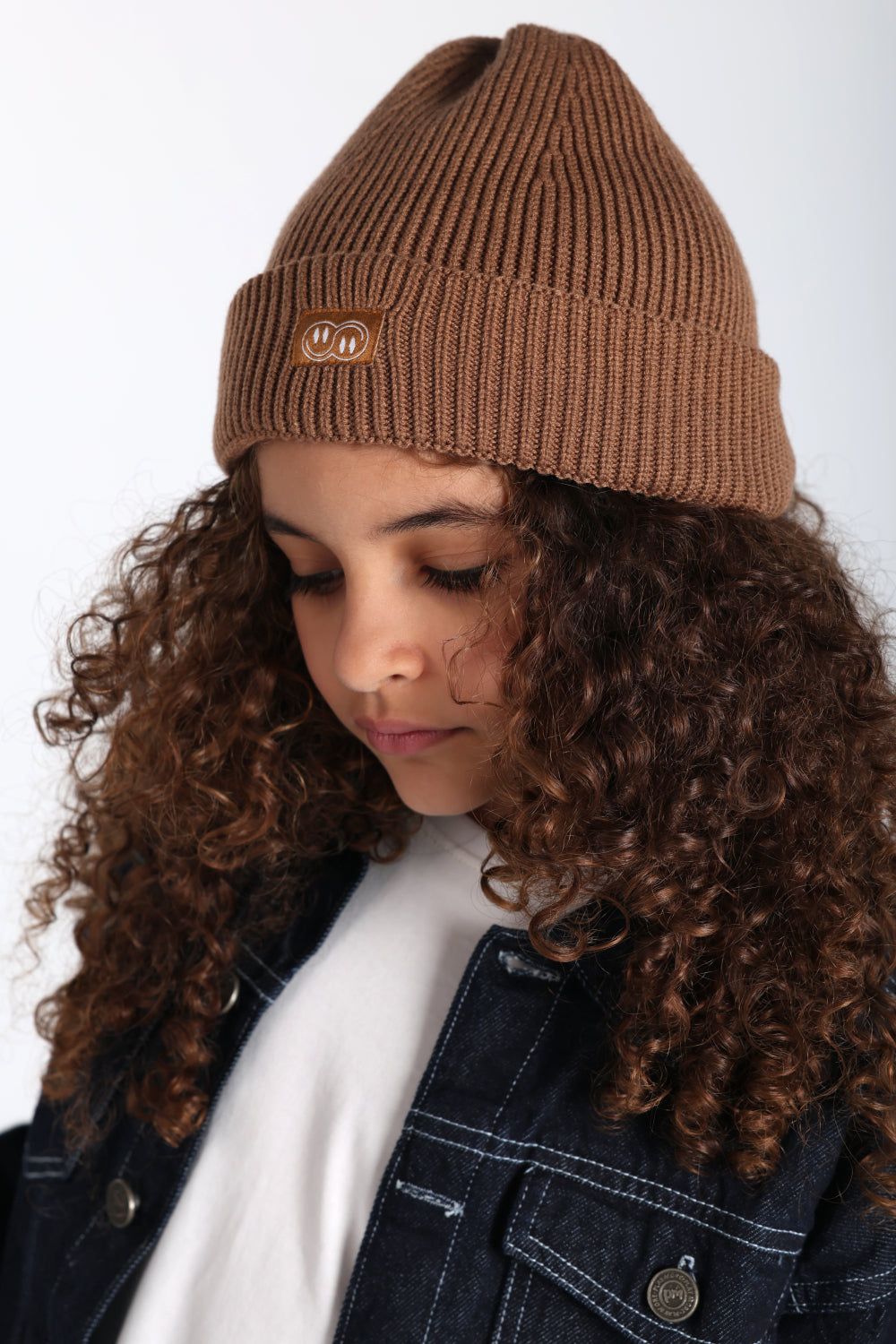 unisex cozy blend beanie – brown with double smiley fun