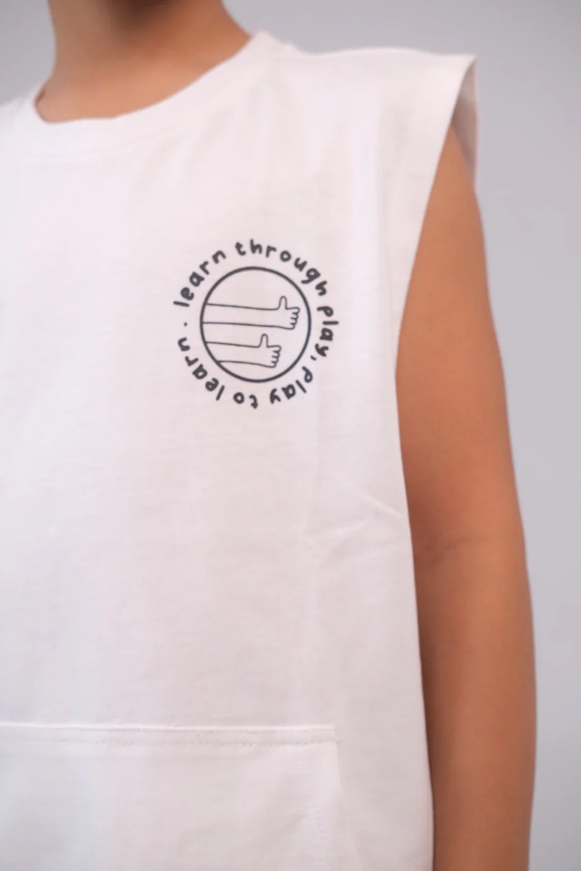 "learn through play" sleeveless t-shirt – white - playmore