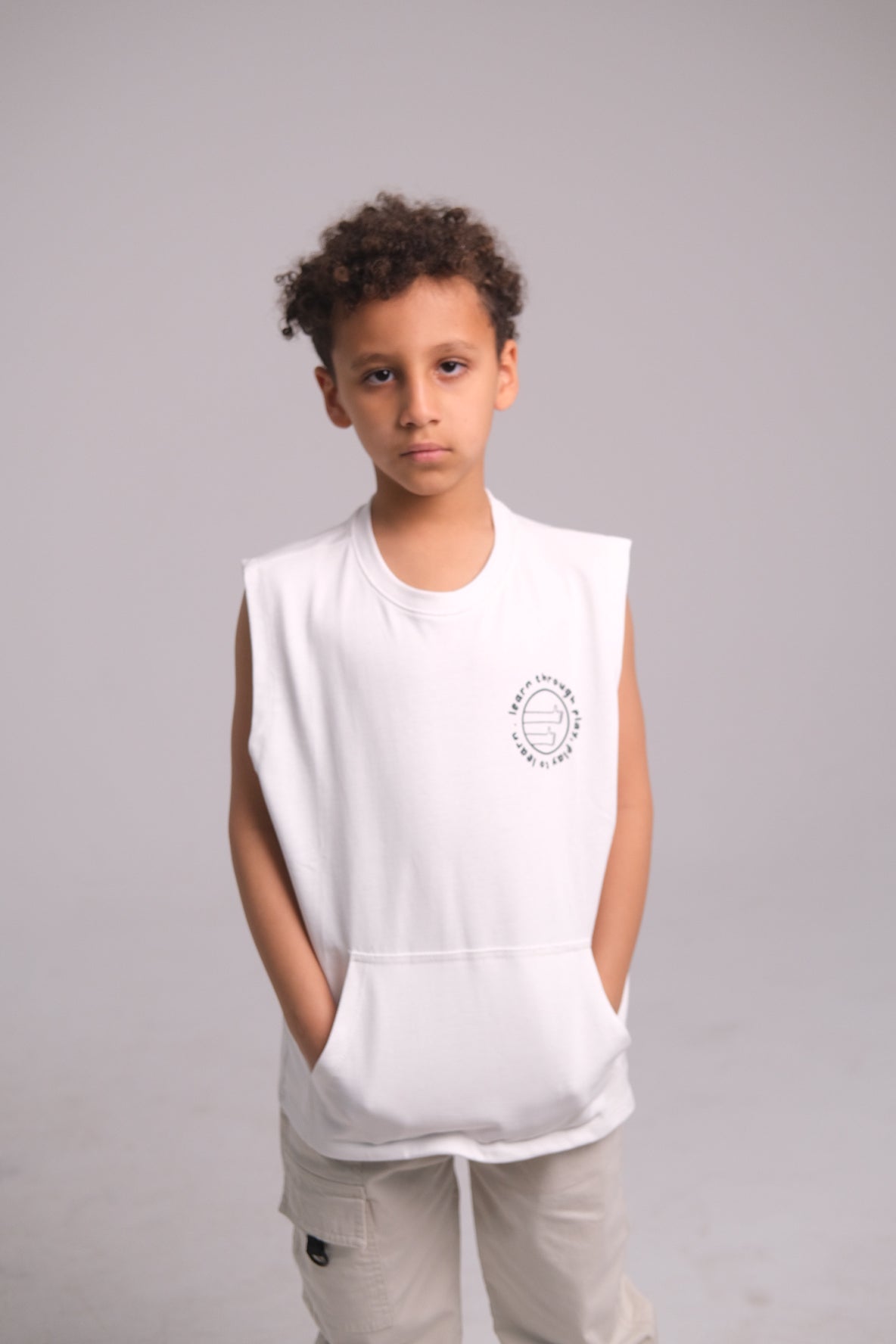 "learn through play" sleeveless t-shirt – white