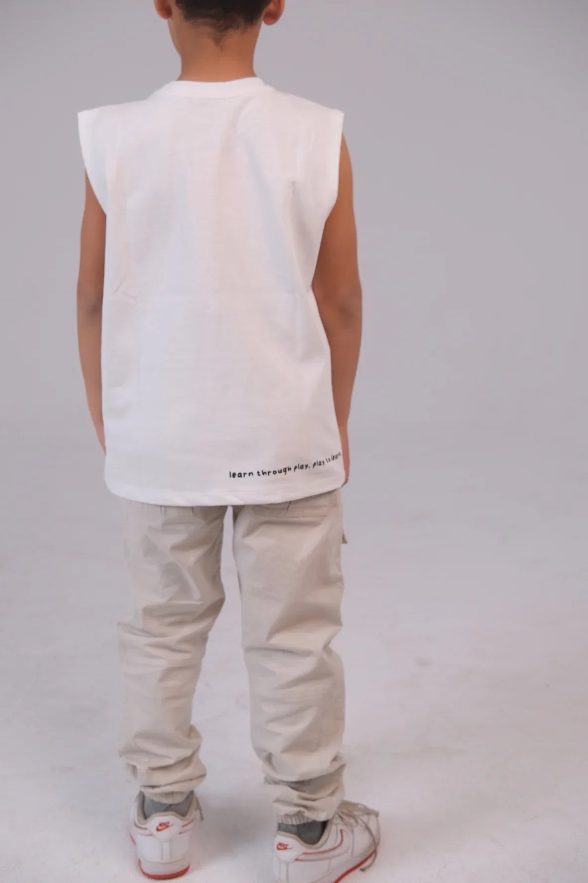 "learn through play" sleeveless t-shirt – white - playmore