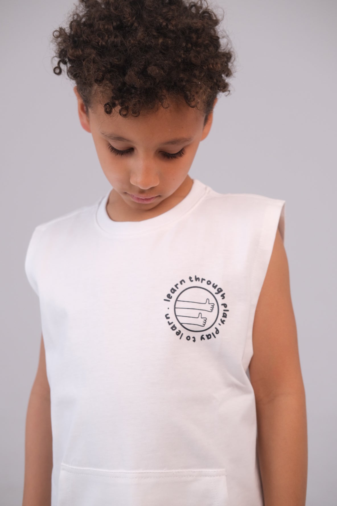 "learn through play" sleeveless t-shirt – white
