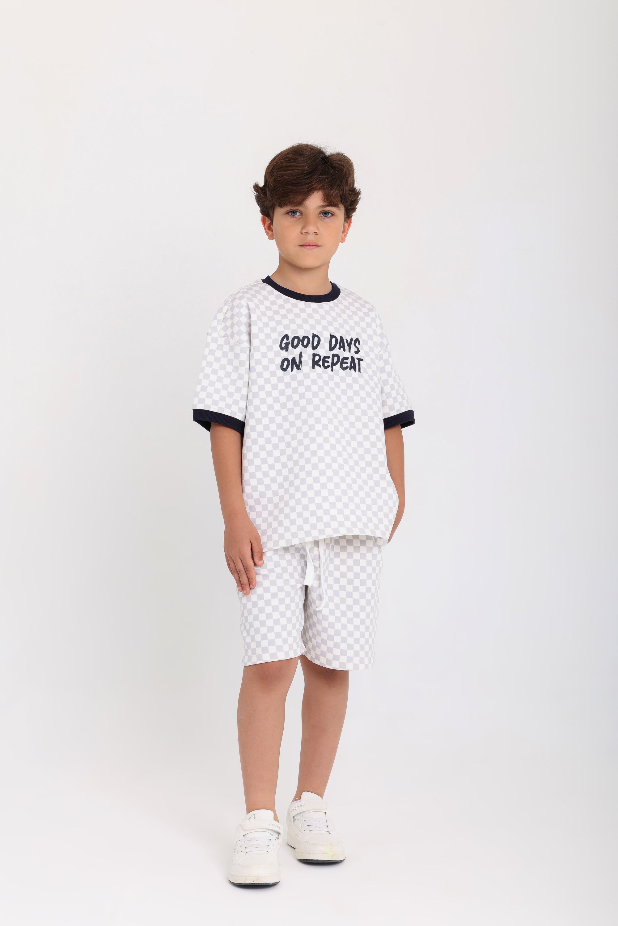 boys cotton outfit set – off-white & grey with "good days on repeat" print