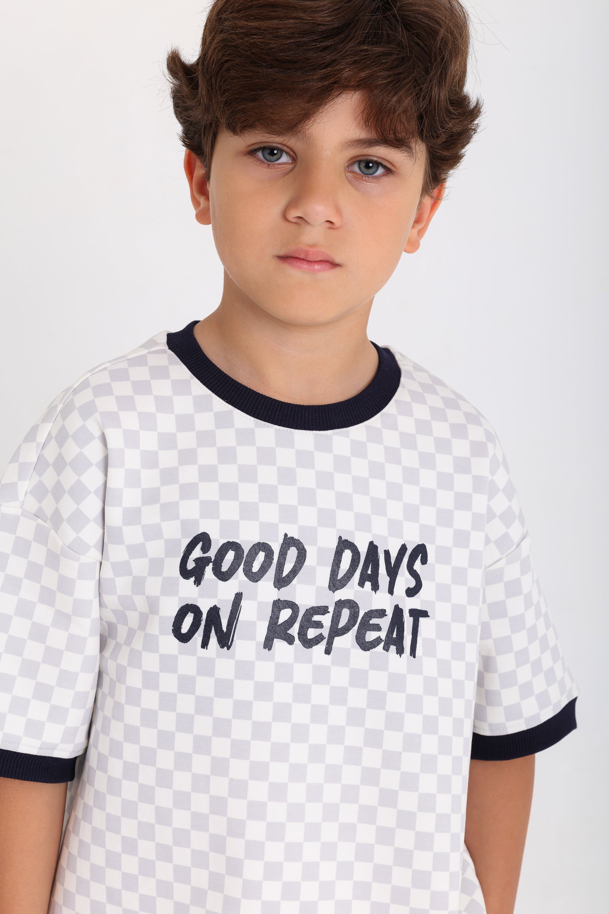 boys cotton outfit set – off-white & grey with "good days on repeat" print