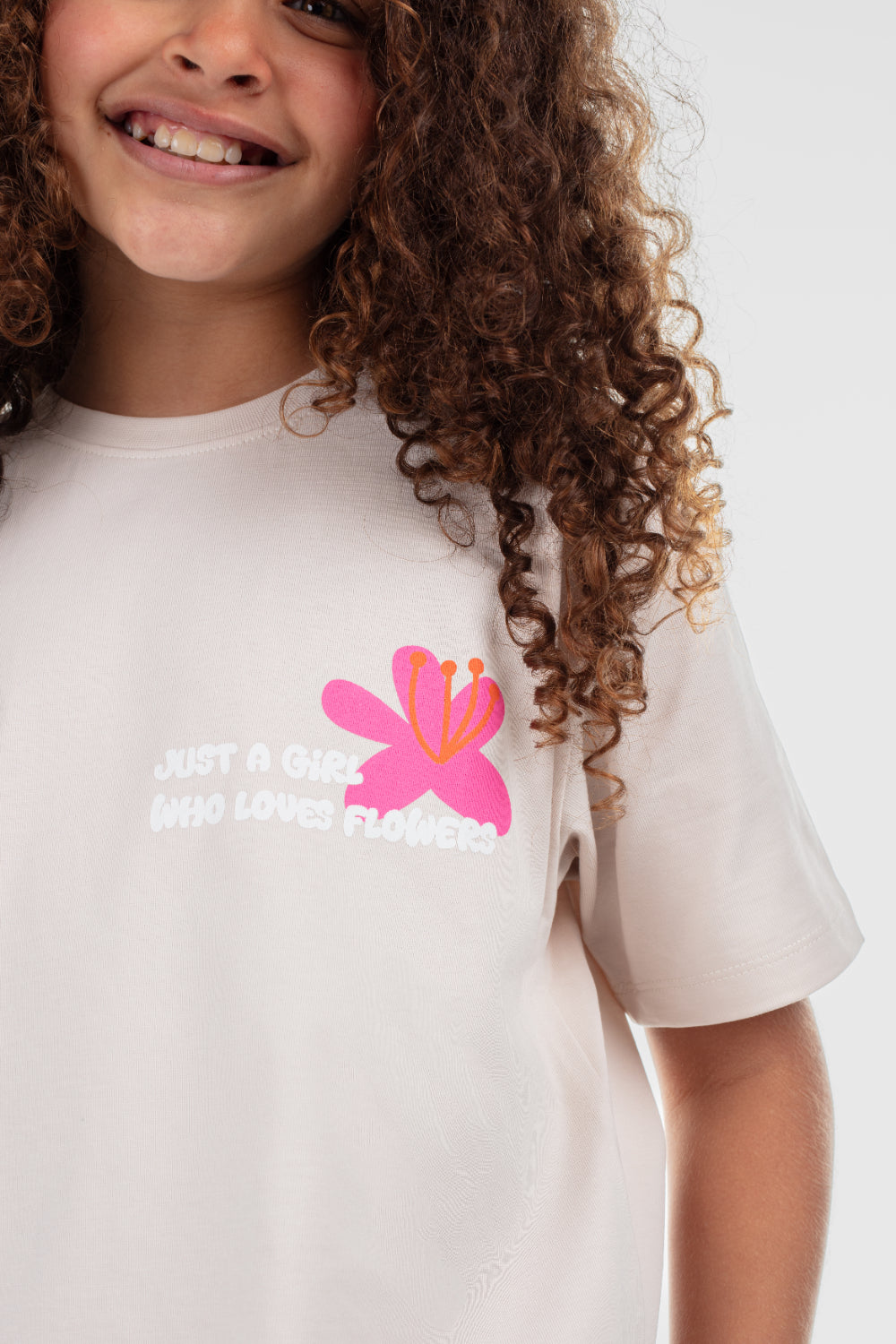girls cotton t-shirt – beige "just a girl who loved flowers" print