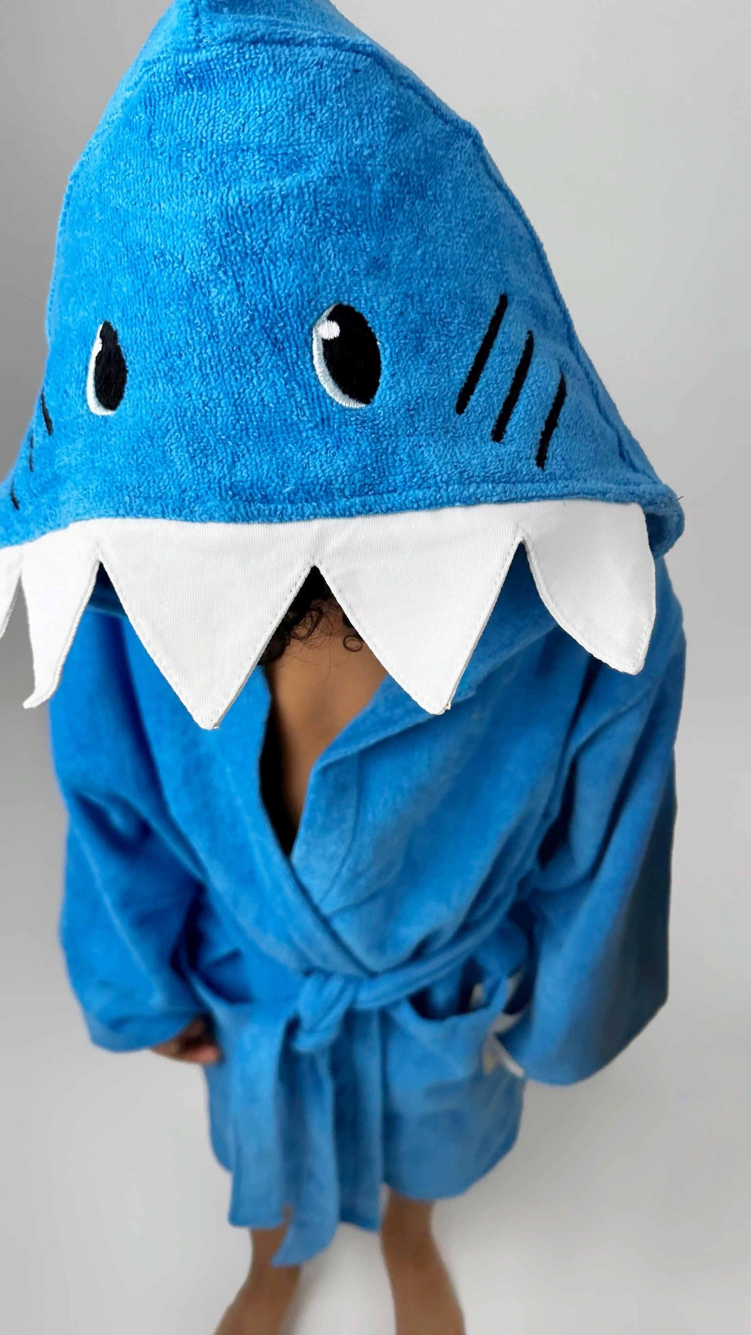 unisex kids swim robe – blue shark